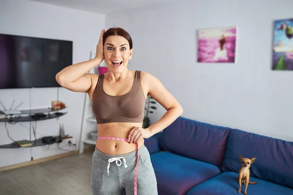 快乐的女性快乐的在家里减肥 — 图库照片