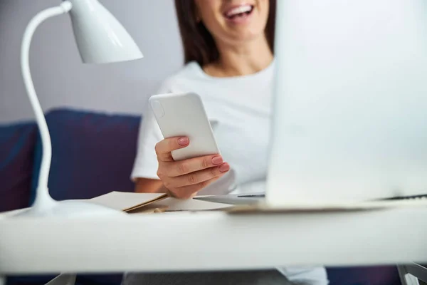 Vrolijke vrouw die moderne technologieën thuis gebruikt — Stockfoto