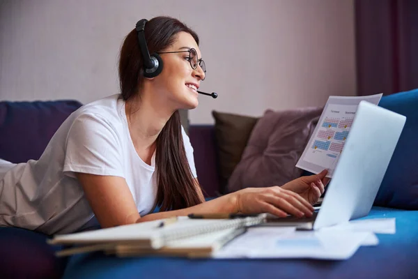 Wanita periang melakukan bisnis di internet selama konferensi — Stok Foto