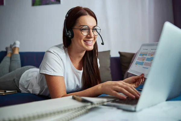 Fröhliche Weibchen bei Online-Konferenz zu Hause — Stockfoto