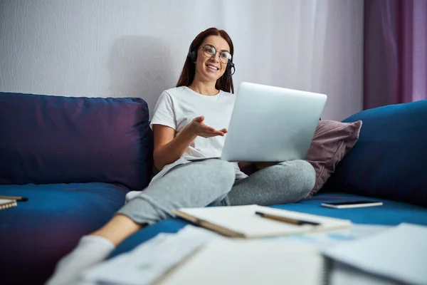 Mutlu kadın evde kalıyor ve internette sohbet ediyor. — Stok fotoğraf