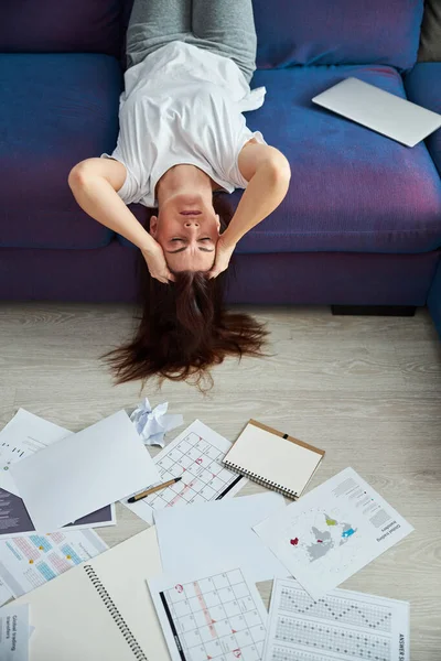 Vrouw voelt zich uitgeput van papierwerk online binnen — Stockfoto