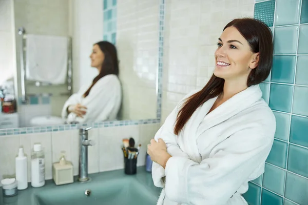 Mujer joven sonriente disfrutando de la rutina de higiene en casa —  Fotos de Stock