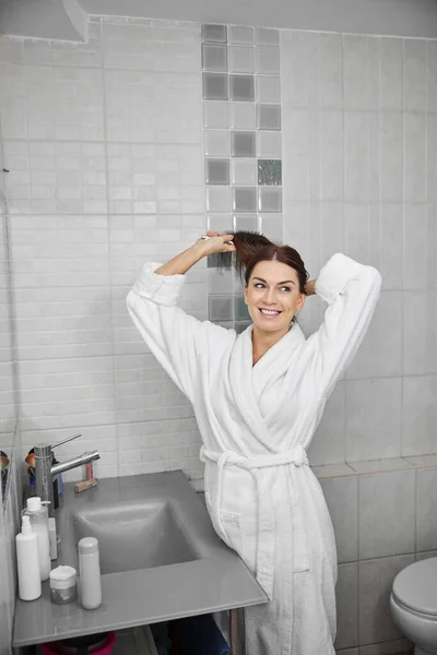 Jolie jeune femme prenant soin des cheveux à l'intérieur — Photo