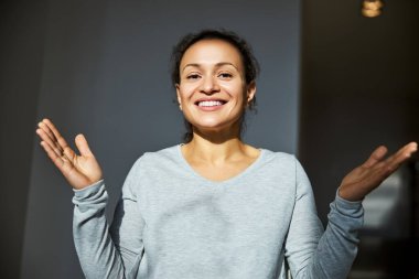 Gri gömlekli kadın el ele tutuşuyor.