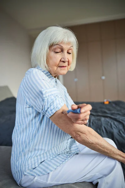 Señorita insatisfecha usando un autoinyector médico — Foto de Stock