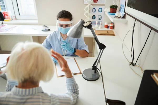 Terapeuta donna preoccupata che avverte una donna anziana — Foto Stock