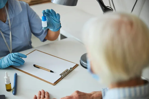 Nasentropfen in der Hand eines Facharztes — Stockfoto