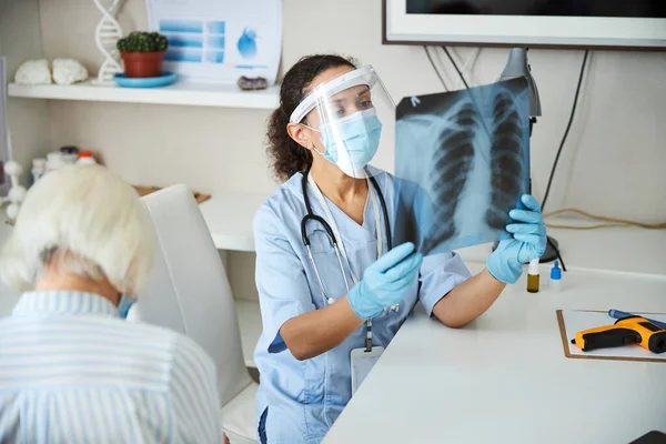 Γυναίκα νοσοκομειακή ειδικός κρατώντας ακτινογραφία θώρακος — Φωτογραφία Αρχείου