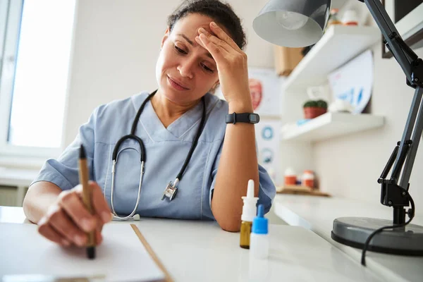 Frustrato medico femminile sta avendo un mal di testa — Foto Stock