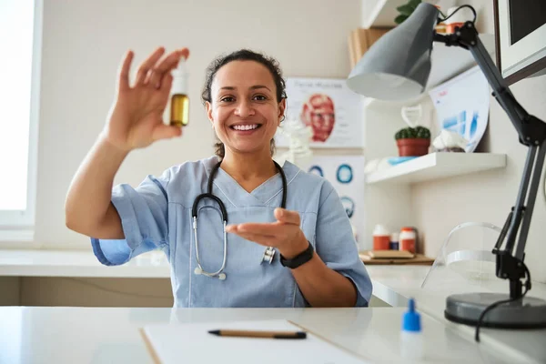 Specialista medico che promuove uno spray per il naso — Foto Stock