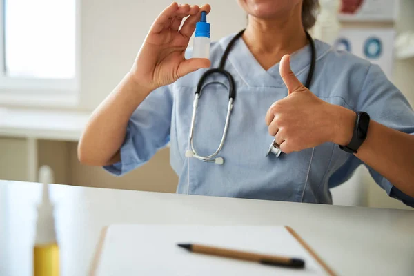 Arzt rät zu wirksamen Nasentropfen — Stockfoto