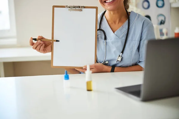 Person som plockar en miljöpenna och ställer den mot ett papper — Stockfoto