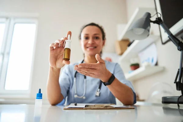 Introdução de um spray nasal a um visitante — Fotografia de Stock