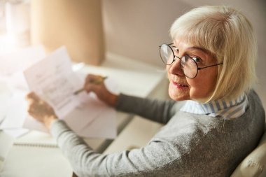 Kameraya poz veren çekici, yaşlı bayan.