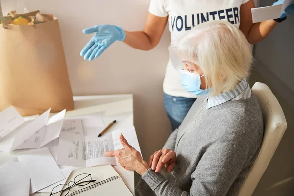 Gönüllü ve emekli faturaları mantıklı hale getiriyor. — Stok fotoğraf