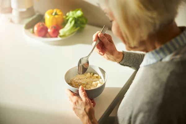 Mulher branca loira tomando café da manhã na cozinha — Fotografia de Stock