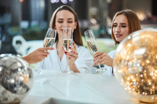 Красивые женщины вместе пьют шампанское и смеются. — стоковое фото
