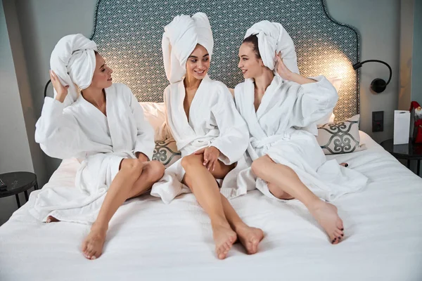 Tres mejores amigos descansando en la cama después de un baño caliente —  Fotos de Stock