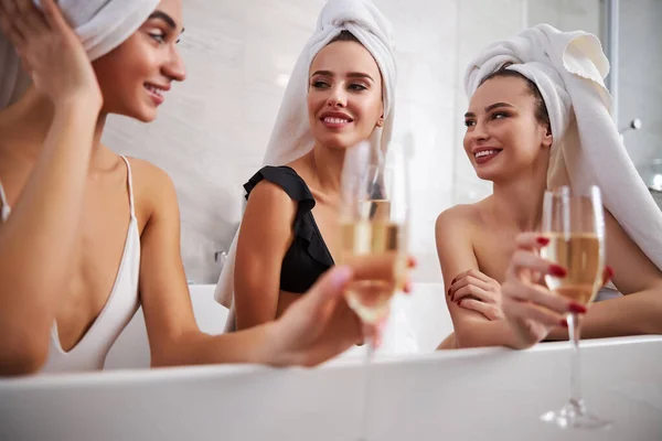 Chicas solo fiesta en la bañera con procedimientos de belleza y bebidas —  Fotos de Stock