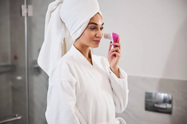 Schöne junge Frau tut Gesichtsmassage nach der Dusche — Stockfoto