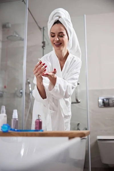 Felébredt nő csinálja a bőrápoló rutinját zuhanyzás után. — Stock Fotó