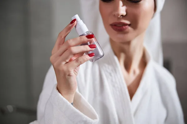 Senhora atraente usando determinado produto cosmético para procedimentos de beleza — Fotografia de Stock
