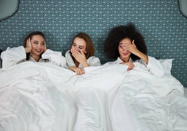 Tres damas disfrutando del tiempo en el dormitorio juntas — Foto de Stock