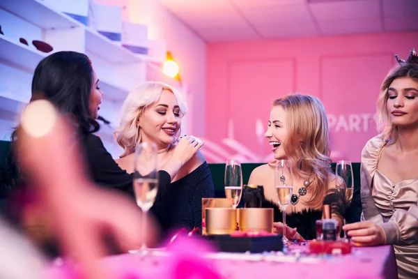 Four female colleagues having an office party — Stock Photo, Image