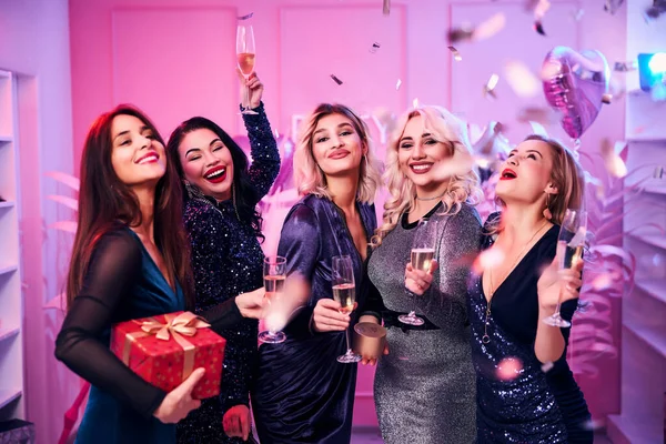 Födelsedag flicka och hennes kollegor njuter av kontorsfesten — Stockfoto