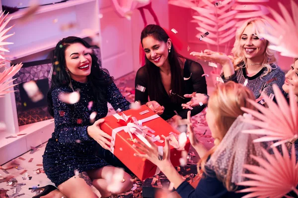 Bride-to-be receiving a gift box from her close friends — Stock Photo, Image