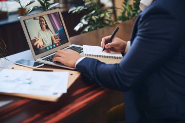 Skype üzerinden İngilizce dersi alan erkek öğrenci