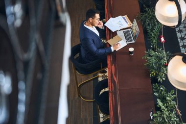 Uzaktan öğretmeniyle yabancı dil öğrenen neşeli öğrenci.