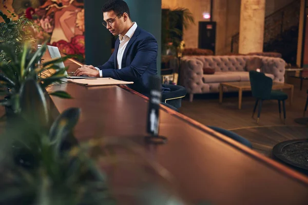 Stylish young man focused on his correspondence — Stock Photo, Image