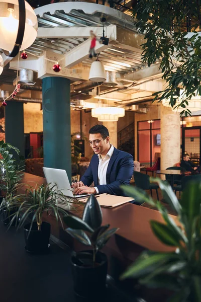 Smilende forretningsmann som sjekker e-posten sin på en kafe – stockfoto