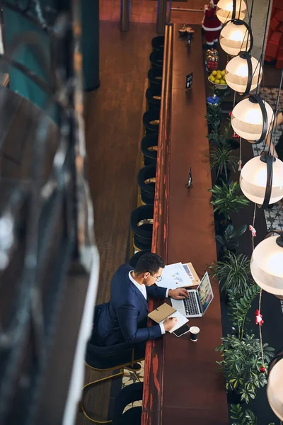 Estudiante masculino practicando su inglés con un tutor de Skype — Foto de Stock