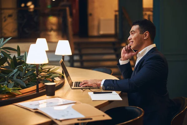 Aangename zakenman heeft een gesprek aan de telefoon — Stockfoto