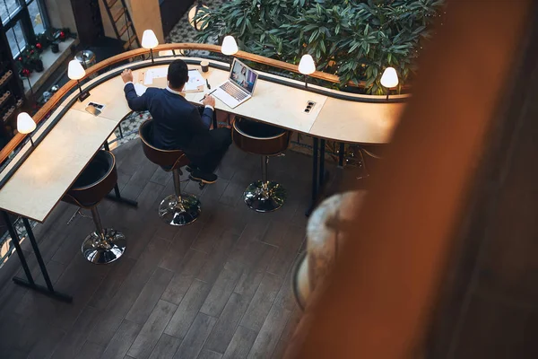 Hombre mirando los documentos sobre la mesa — Foto de Stock