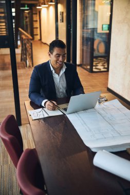 İşyerinde bilgisayarını kullanan bir mimar.