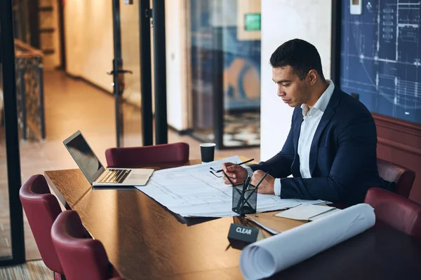 Erfahrener männlicher Architekt arbeitet in seinem Büro — Stockfoto