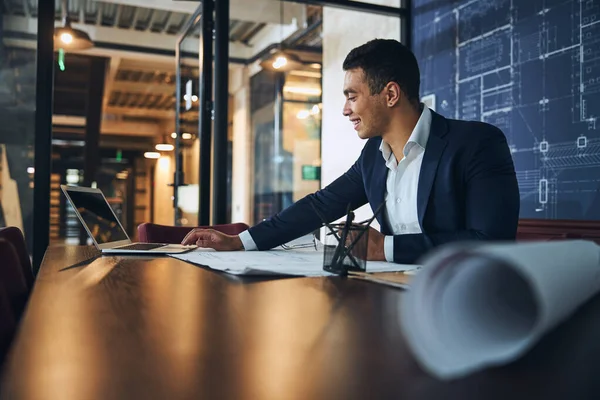 Vreugdevolle jonge tekenaar maakt een technische tekening — Stockfoto