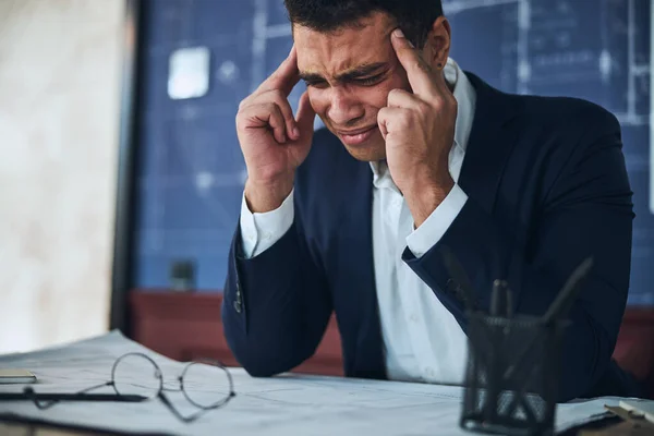 Jeune employé de bureau souffrant d'un mal de tête sévère — Photo