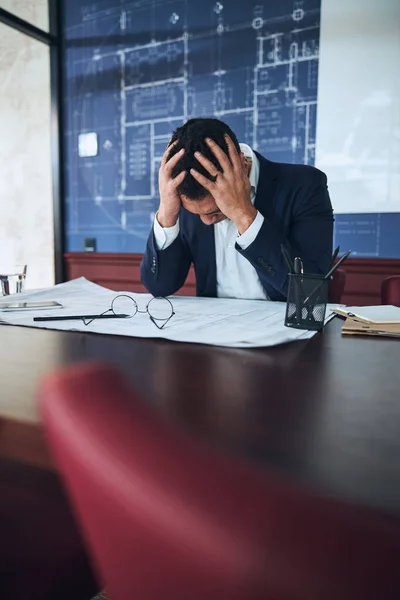 Bauzeichner hat starke Kopfschmerzen am Arbeitsplatz — Stockfoto