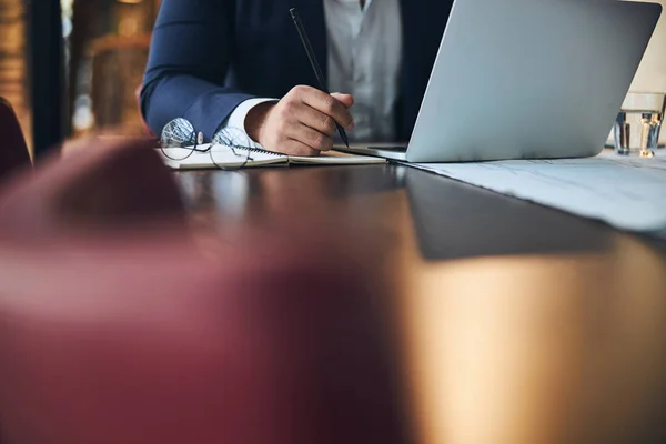 Machinetekenaar in een stijlvol jasje voor de computer — Stockfoto