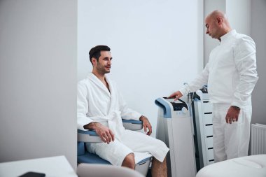 Modern hastanede muayene olan mutlu bir adam.