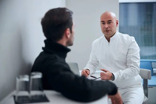 Male practitioner seeing patient in modern office — Stock Photo, Image