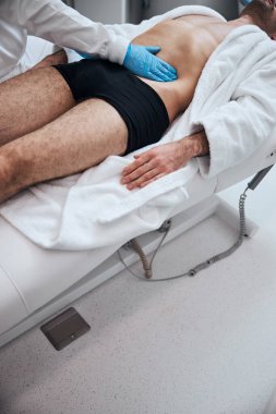 Modern klinikteki hastayı manuel terapist tedavi ediyor.