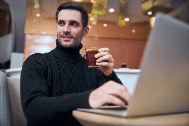 Lobide çalışan neşeli genç serbest yazar.