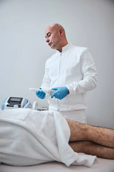 Médico masculino que usa un equimiento moderno para el paciente —  Fotos de Stock