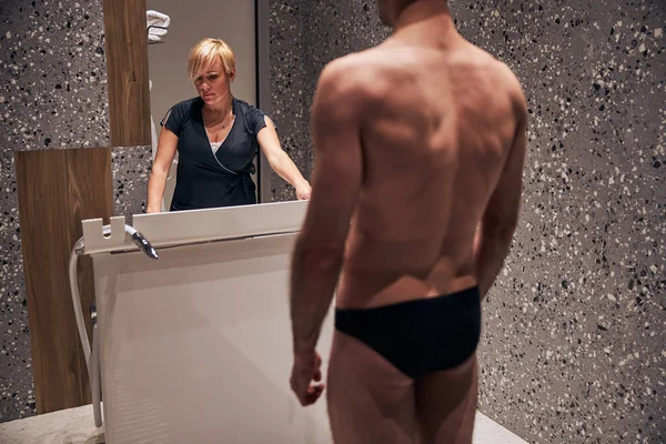 Homme cominc pour les procédures de bien-être au spa — Photo